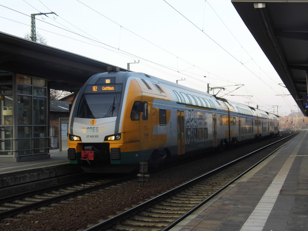 Stadler KISS Doppelstock-Triebzug ET 445.103 der ODEG in Schwerin Hbf am 28.01.2017 als RE2 nach Cottbus