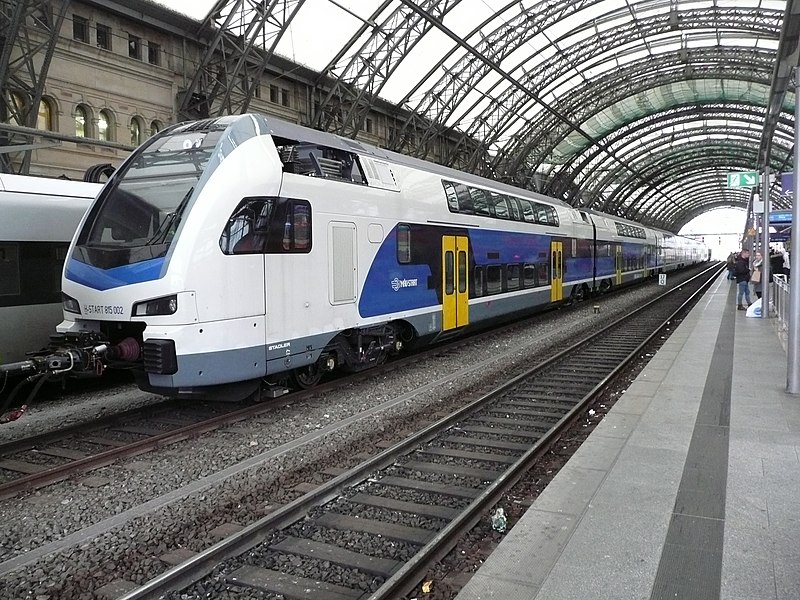 Stadler Kiss3 der MAV 815 002 anläßlich einer Überführungsfahrt, fotografiert am 14.12.2019 in Dresden Hauptbahnhof zwischen den damaligen Bahnsteigen 17 und 18 