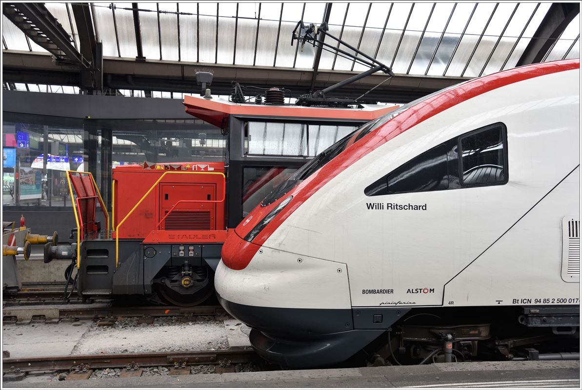 Stadler mit Ee922 gegen Bombardier ICN in Zürich HB. (31.08.2017)