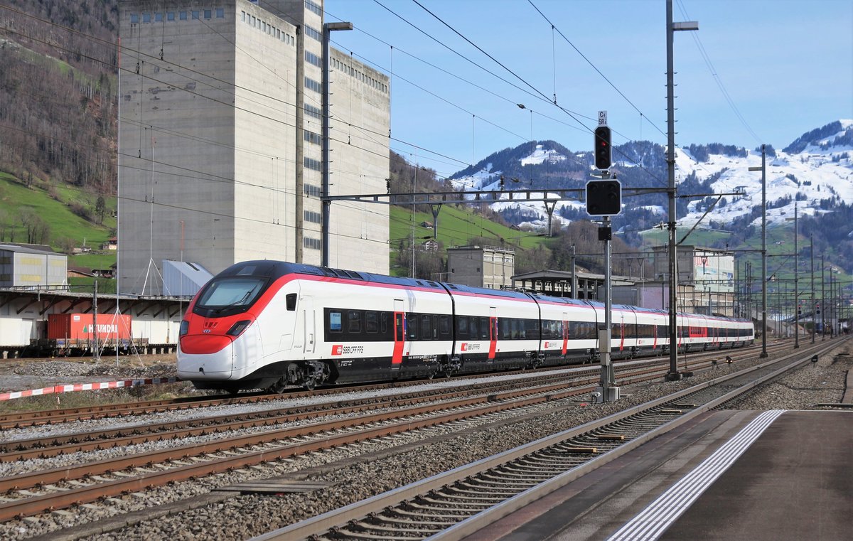 (Stadler) RABe 501 004  Kanton Luzern  am Ostermontag beim Bahnhof Brunnen abgestellt.
2. April 2018

