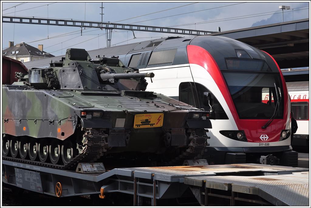 Stadler Rail hat sich von den eckigen Formen verabschiedet, nicht so das Militär. 511 038 in Chur. (01.10.2014)