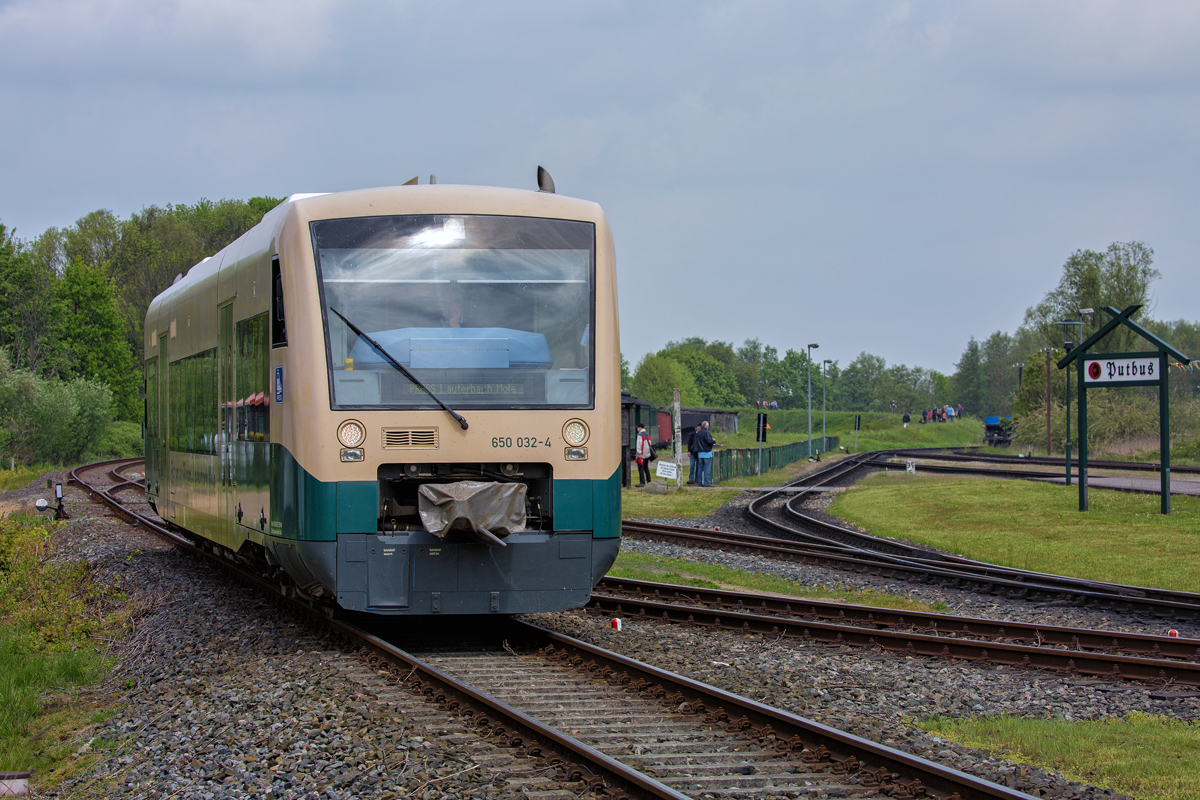 Stadler Regioshuttle fährt in den Bahnhof Putbus. - 11.05.2016