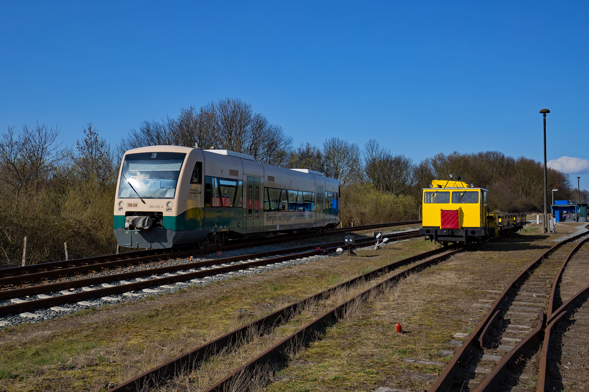 Stadler Regioshuttle fährt in Putbus an der
dortigen Dieseltankstelle und an einem SKL mit
Beiwagen vorbei. - 09.04.2016 - Vom Museumsgelände aufgenommen.