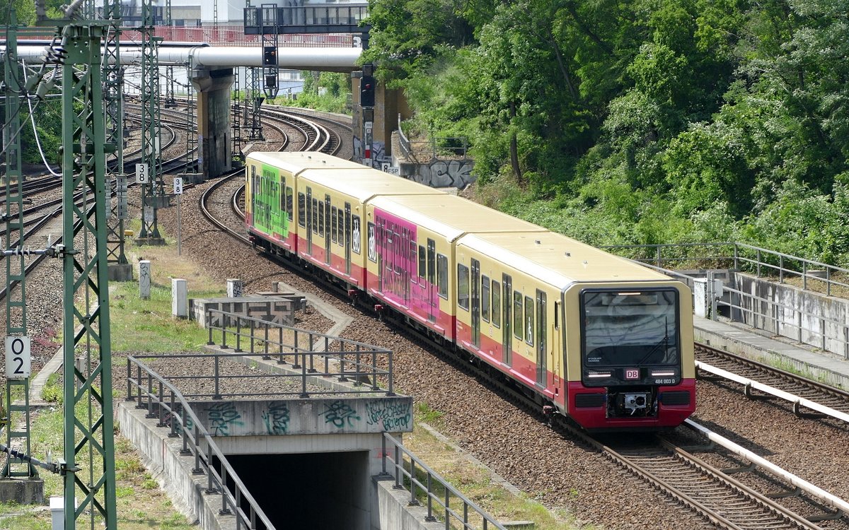 Stadler Siemens BR 483 / 484 der S -Bahn Berlin, weiterhin im Testbetrieb. Heute mit Triebwagen '484 003' auf der Ringbahn (S41) unterwegs. Am 14.06.2020 kurz vor der Einfahrt in den Bhf. Berlin -Gesundbrunnen.