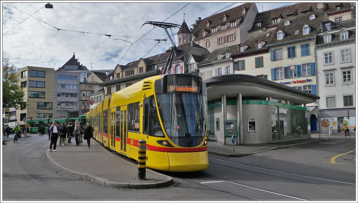 Stadler Tango am Barfüsserplatz in Basel. (15.10.2016)