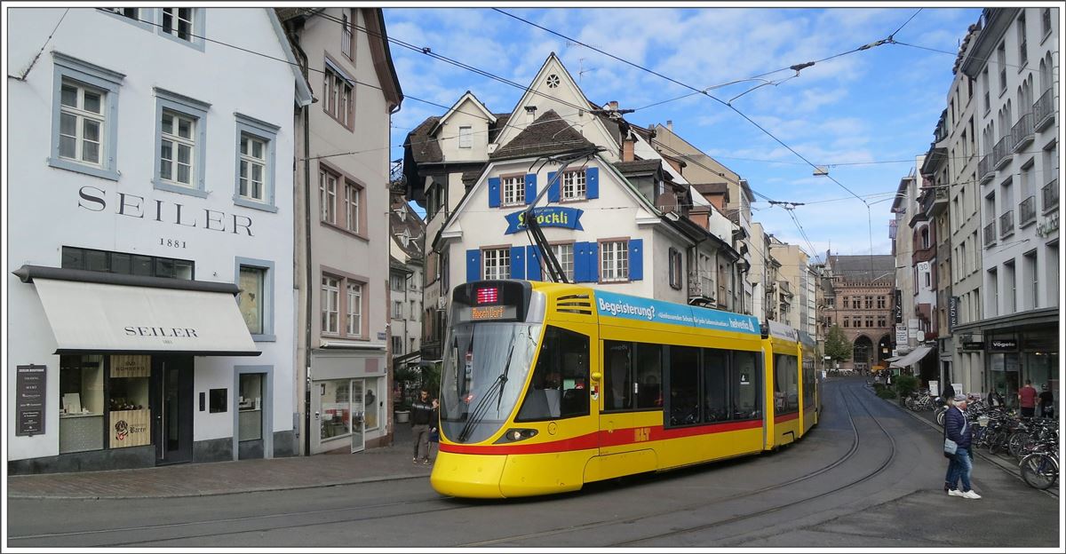 Stadler Tango am Barfüsserplatz in Basel. (15.10.2016)
