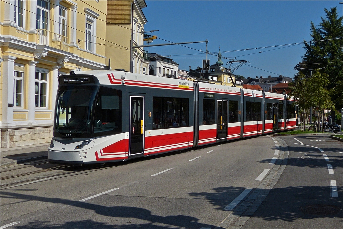 Stadler Tramlink 130 aus Richtung Bahnhof kommend überquert die Straße in Gmunden am Franz Joseph Platz. 17.09.2018 (Hans)