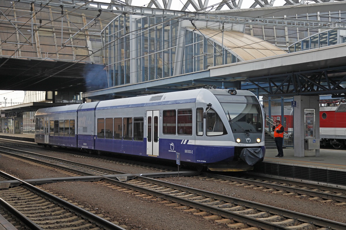 Stadler-Triebwagen 840 003 fährt am 6.10.2015 aus dem Bahnhof Poprad-Tatry aus.