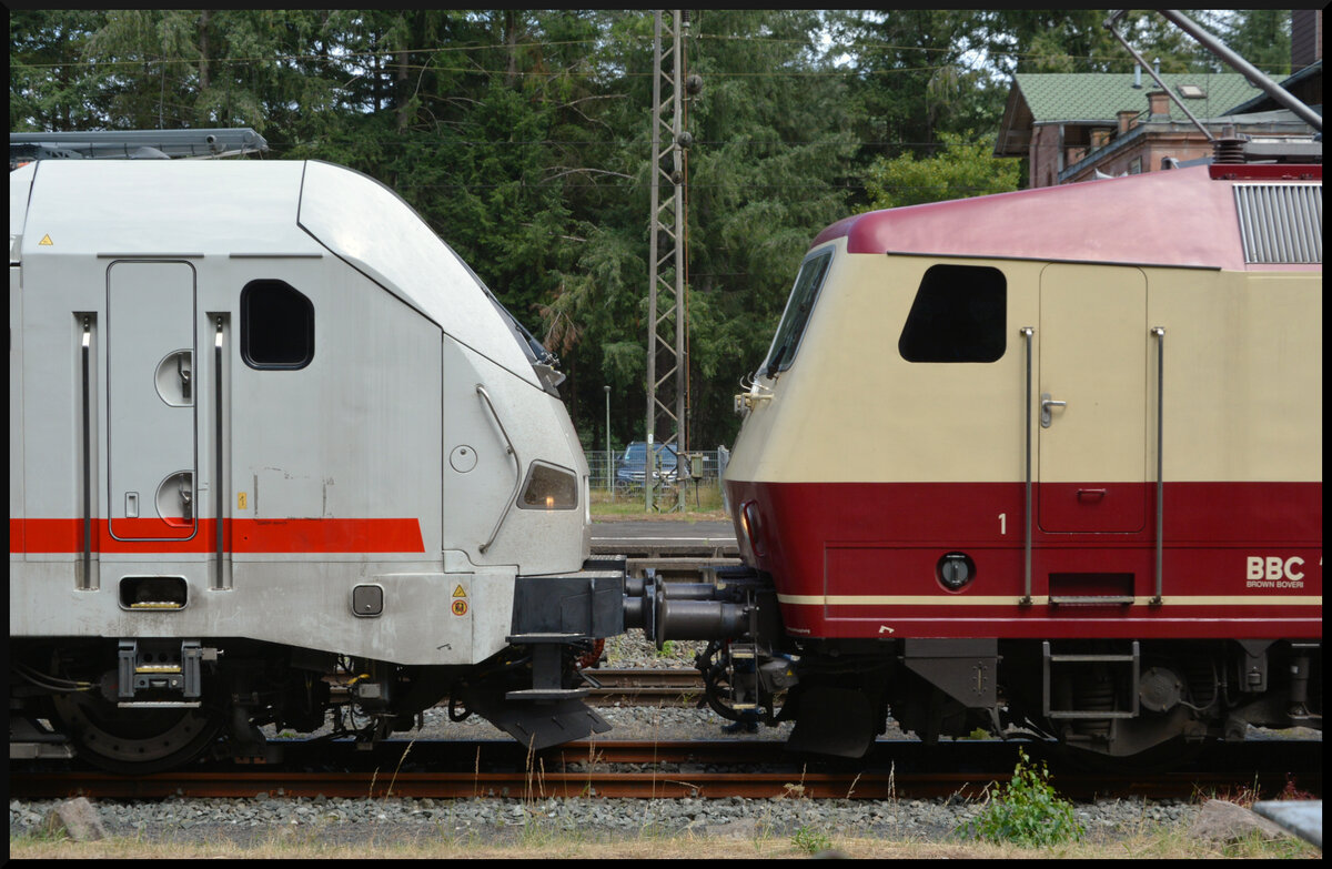 STADLER vs. BBC Krauss Maffei: DB 105 007  James Bond  und SEL 120 144-1 am 26.07.2026 im Bahnhof Jossa.