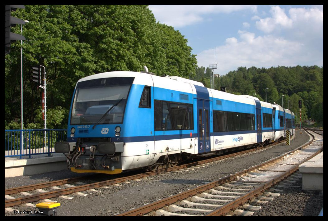 Stadler VT 840013 am 24.5.2016 um 9.00 Uhr im Bahnhof Tanvald.