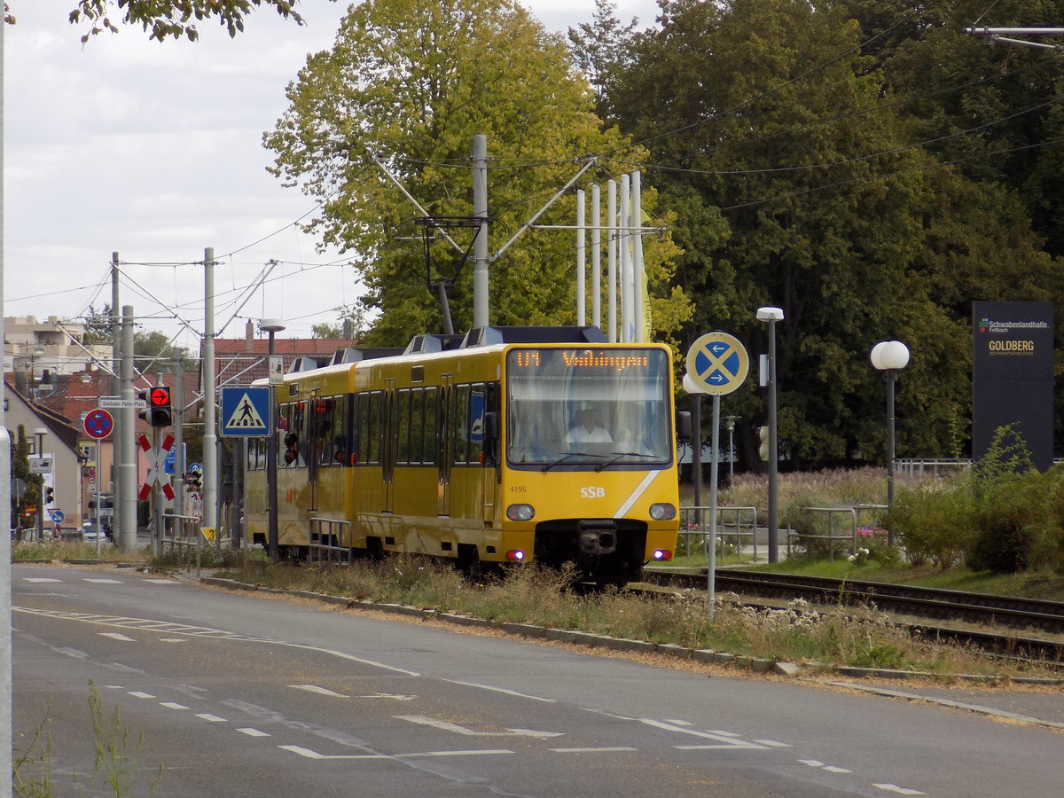 Stadt Fellbach bei Stuttgart,
eine DT8.S 4195/4196 als U1 nach Vaihingen Bahnhof, hier kurz vor der Haltestelle Schwabenlandhalle.
