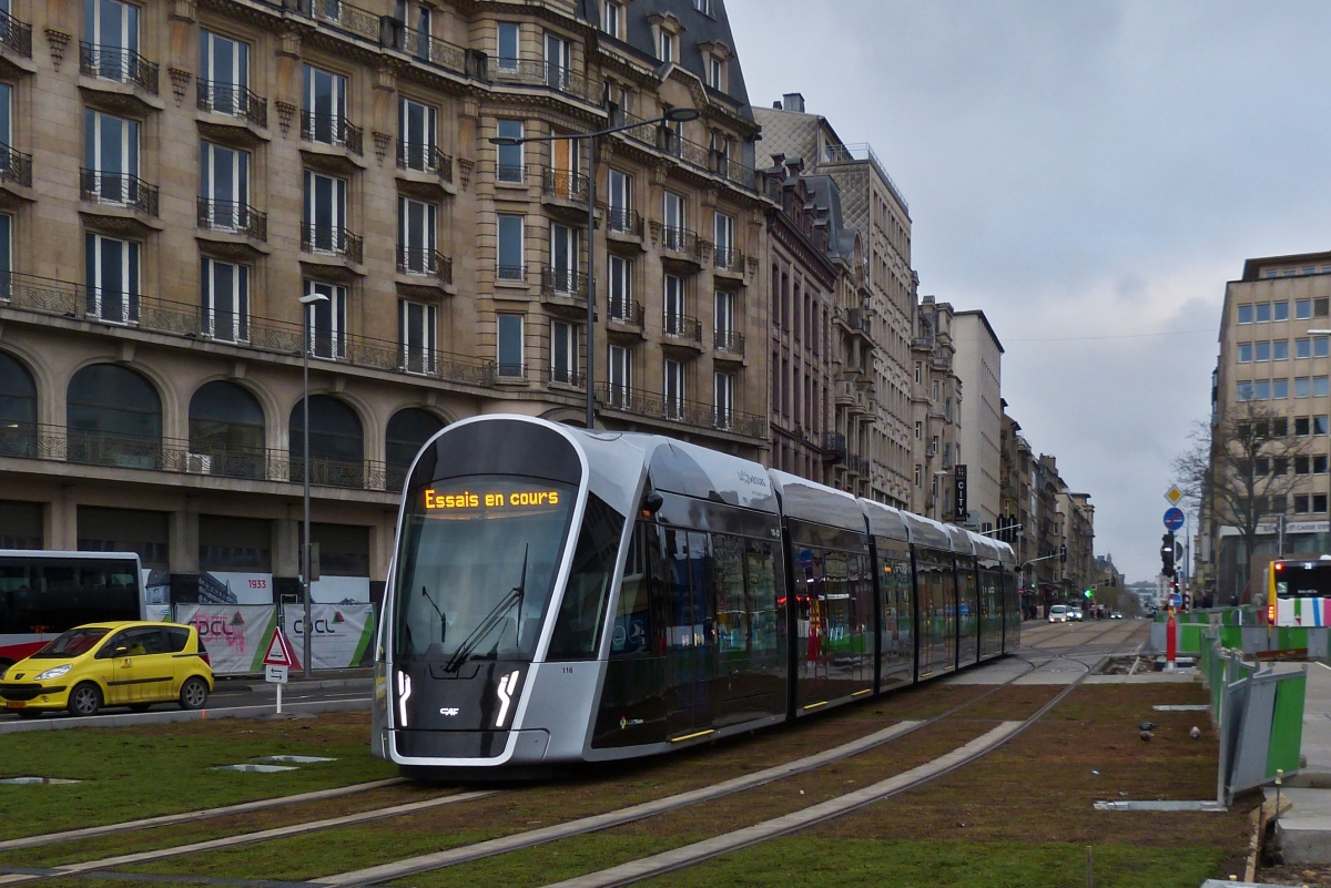Stadt Luxemburg. Testphase des nächsten Abschnitts der Straßenbahn. Diese Tram erreicht in kürze die Endhaltestelle am Hauptbahnhof von Luxemburg. 02.12.2020