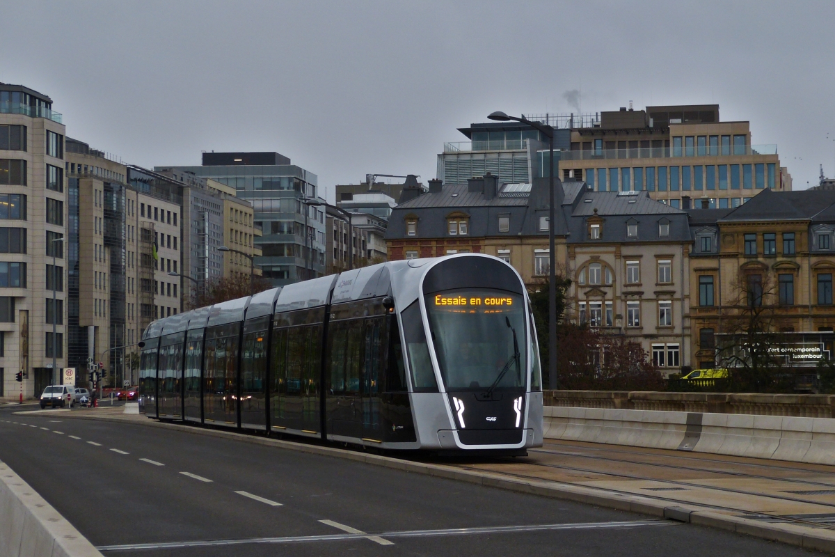 Stadt Luxemburg. Tram in der Testphase, dieses Fahrzeug überquert die Pont Adolphe von der Oberstadt in Richtung Hauptbahnhof, bis zum 13.12.2020 fahren diese im Regelbetrieb aber noch ohne Fahrgäste mitzunehmen. 02.12.2020