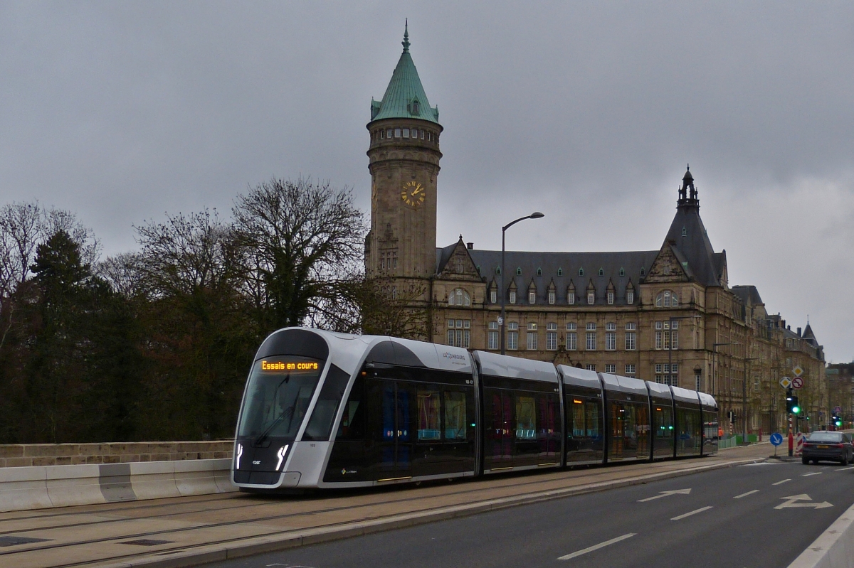 Stadt Luxemburg. Tram in der Testphase, Straßenbahn kommt vom Hauptbahnhof und befährt die Pont Adolphe in Richtung Oberstadt, bis zum 13.12.2020 fahren diese im Regelbetrieb aber noch ohne Fahrgäste mitzunehmen. 02.12.2020