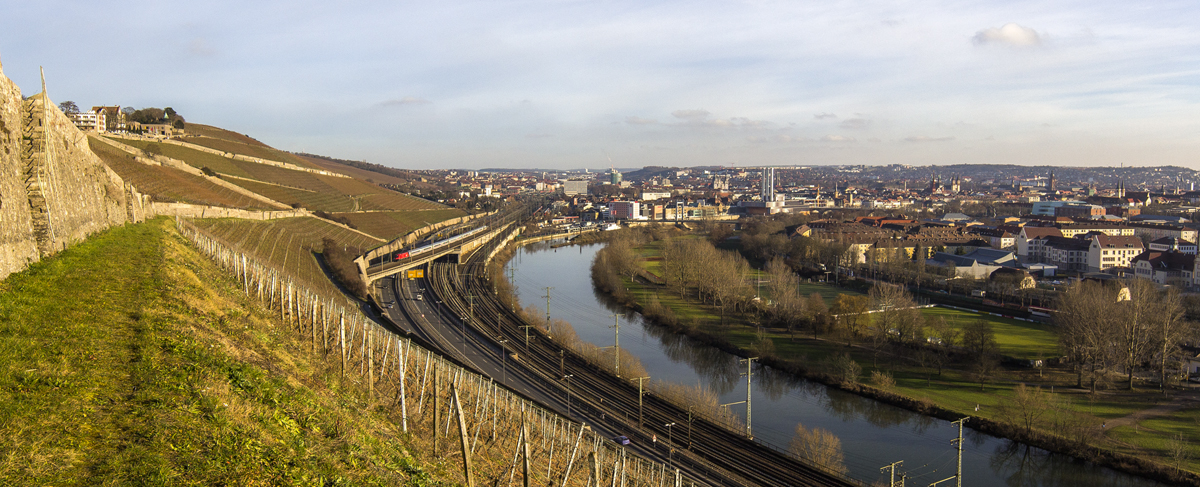 Stadt- und Weinberg-Panorama Würzburg: Der IC  Königssee  ist auf dem Weg nach Hamburg-Altona (12.01.2014)