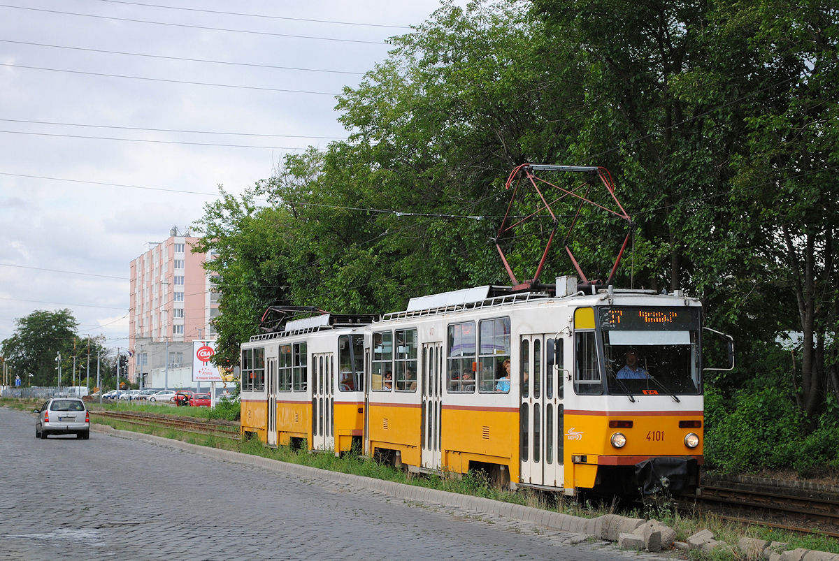 Stadtauswärts fahrendes T5C5 Tandem der Linie 37, geführt vom Tw.4101, Maglodi ut. (31.07.2014)