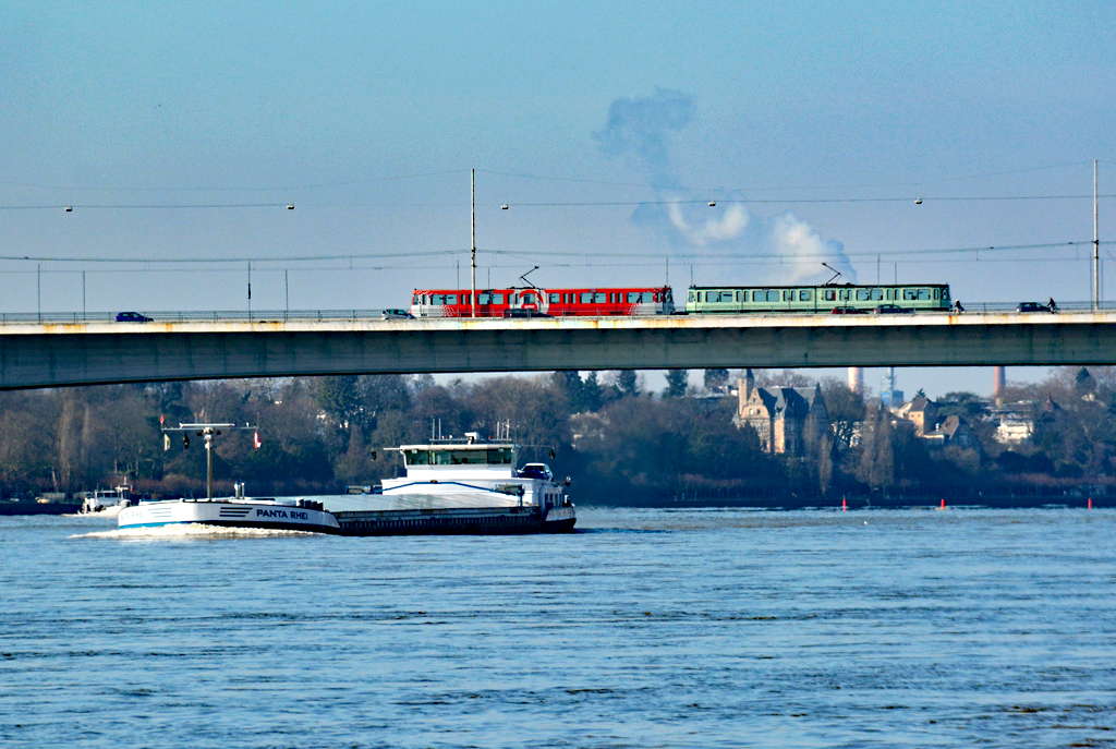 Stadtbahn auf der Konrad-Adenauer-Brücke in Bonn - 16.02.2016