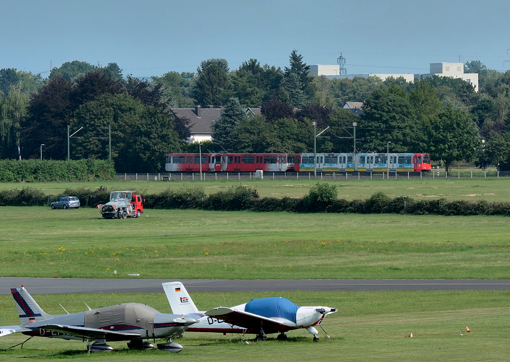Stadtbahn Bonn (Strecke Bonn - Siegburg) fährt am Flugplatz Bonn-Hangelar vorbei - 22.08.2015