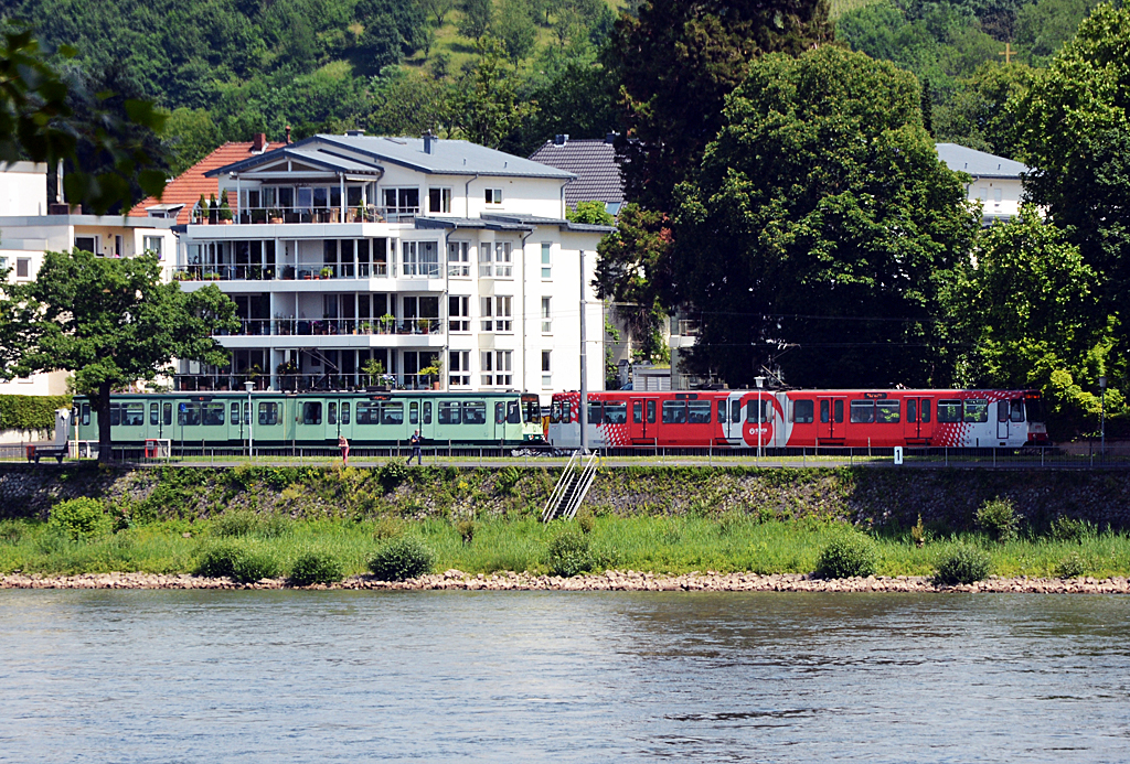 Stadtbahn Bonn (SWB) auf der  anderen Rheinseite  in Königswinter - 31.05.2014