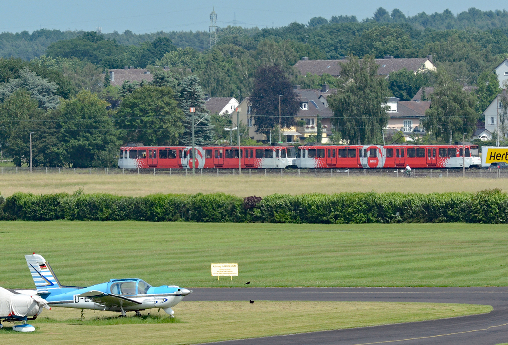 Stadtbahn Bonn zwischen Hangelar und St. Augustin, im Vordergrund der Flugplatz Bonn-Hangelar - 09.06.2016