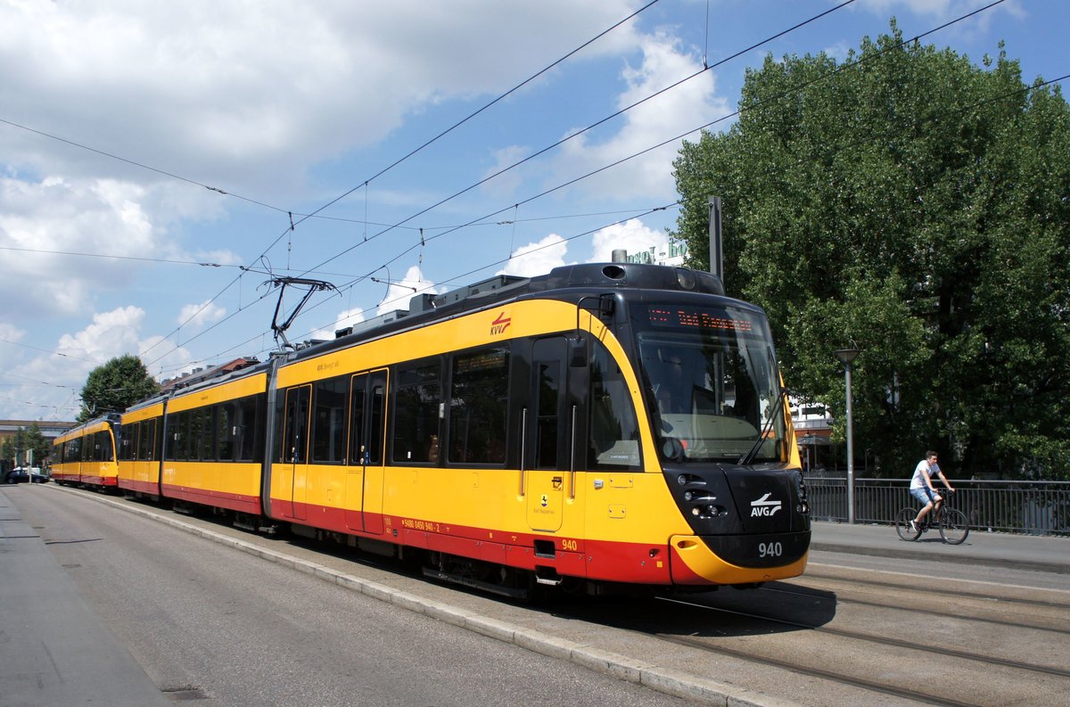 Stadtbahn Karlsruhe / KVV - Karlsruher Verkehrsverbund / Stadtbahn Heilbronn / Heilbronner Hohenloher Haller Nahverkehr GmbH (HNV): Zweisystem-Stadtbahnfahrzeug Bombardier ET 2010 der Albtal-Verkehrs-Gesellschaft mbH (AVG) - Wagen 940, aufgenommen im Juli 2016 im Stadtgebiet von Heilbronn.