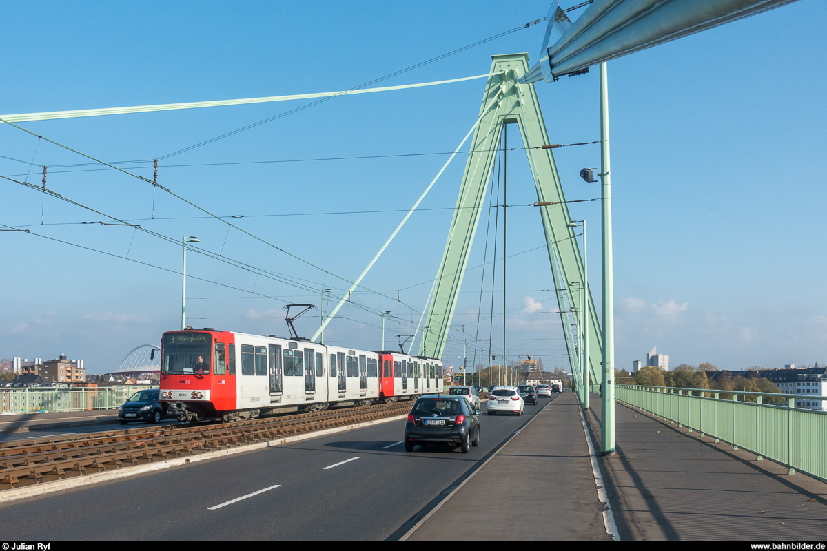 Stadtbahn Köln: Wagen 2192 überquert am 3. November 2017 zusammen mit einem bereits modernisierten Exemplar dieser Baureihe die Severinsbrücke auf der Linie 3 in Richtung Mengenich.