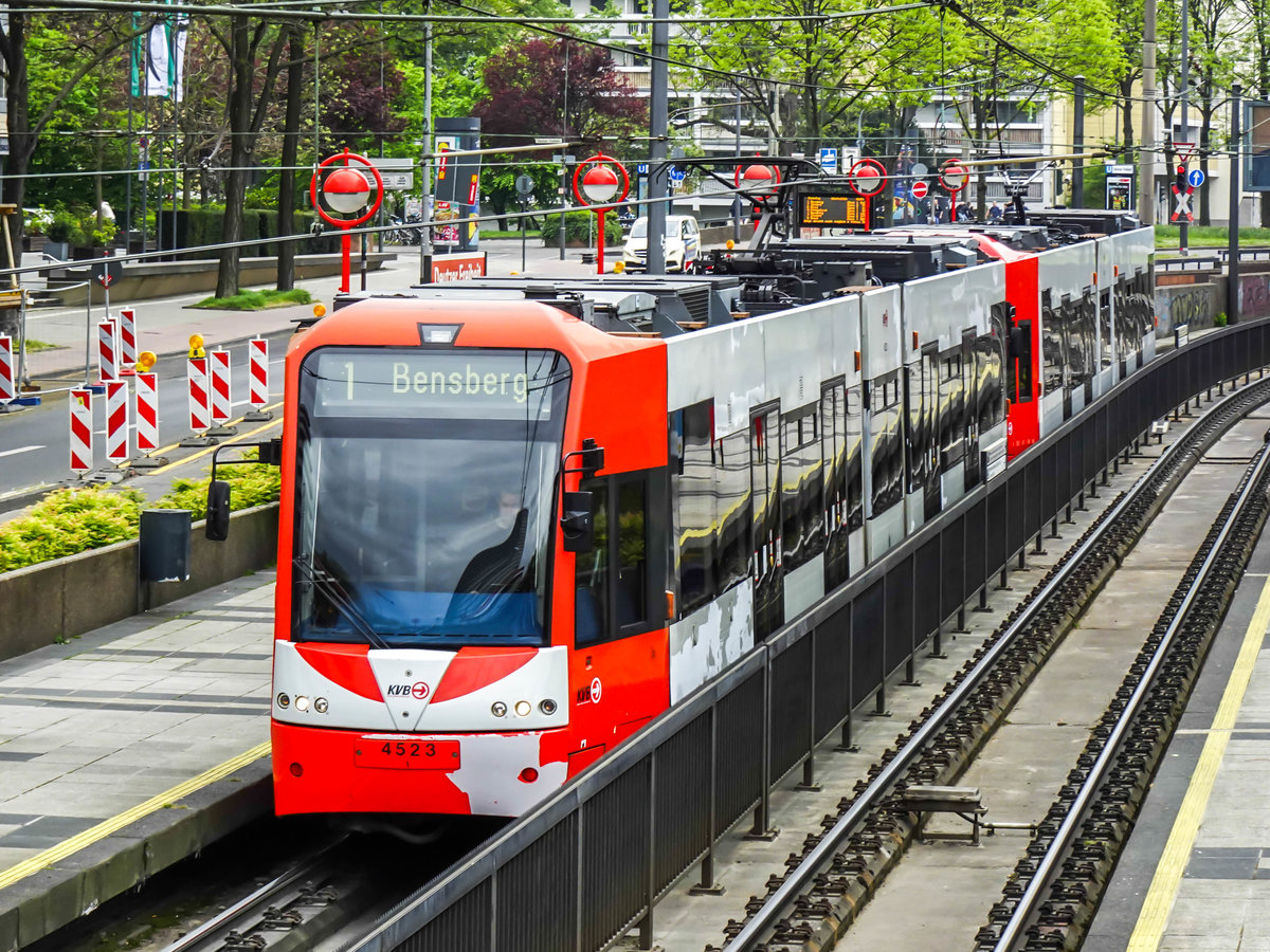 Stadtbahn Köln Zug 4523 als Linie 1 nach Bensberg in der Station Deutzer Freiheit, 18.04.2020.