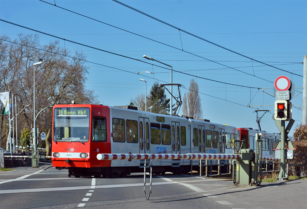 Stadtbahn der KVB (Köln-Bonn) am Bü in Brühl-Vochem - 12.03.2015