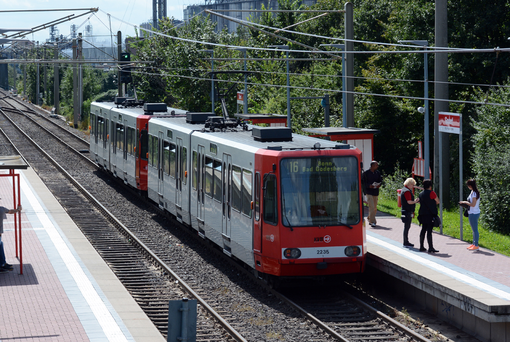 Stadtbahn Nr. 2312/2385 der KVB beim Halt in Godorf - 12.08.2014