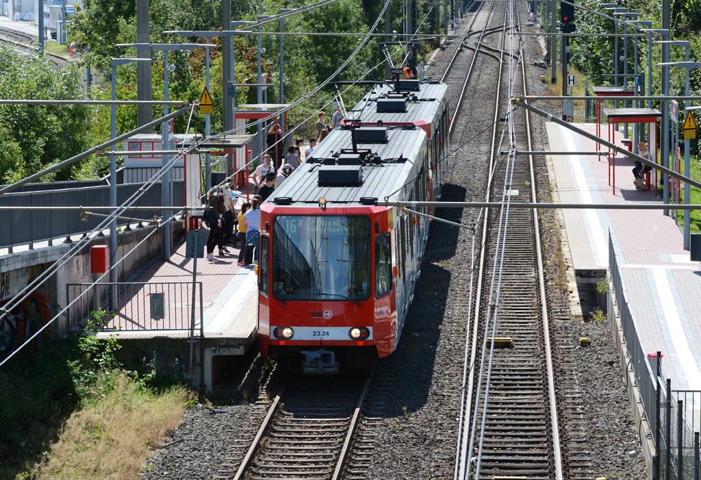 Stadtbahn Nr. 2324 der KVB, Linie 16 nach Niehl an der Haltestelle Godorf - 12.08.2014