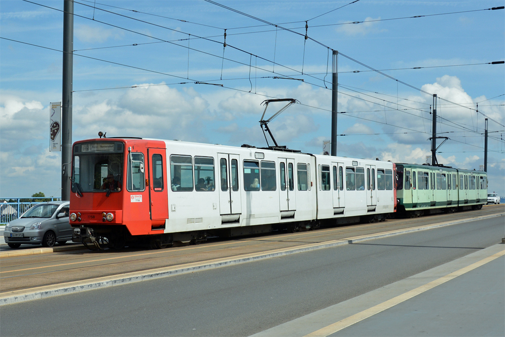 Stadtbahn Nr. 7758 der Stadtwerke Bonn auf der Kennedybrücke zwischen Bonn und Beuel - 28.08.2014
