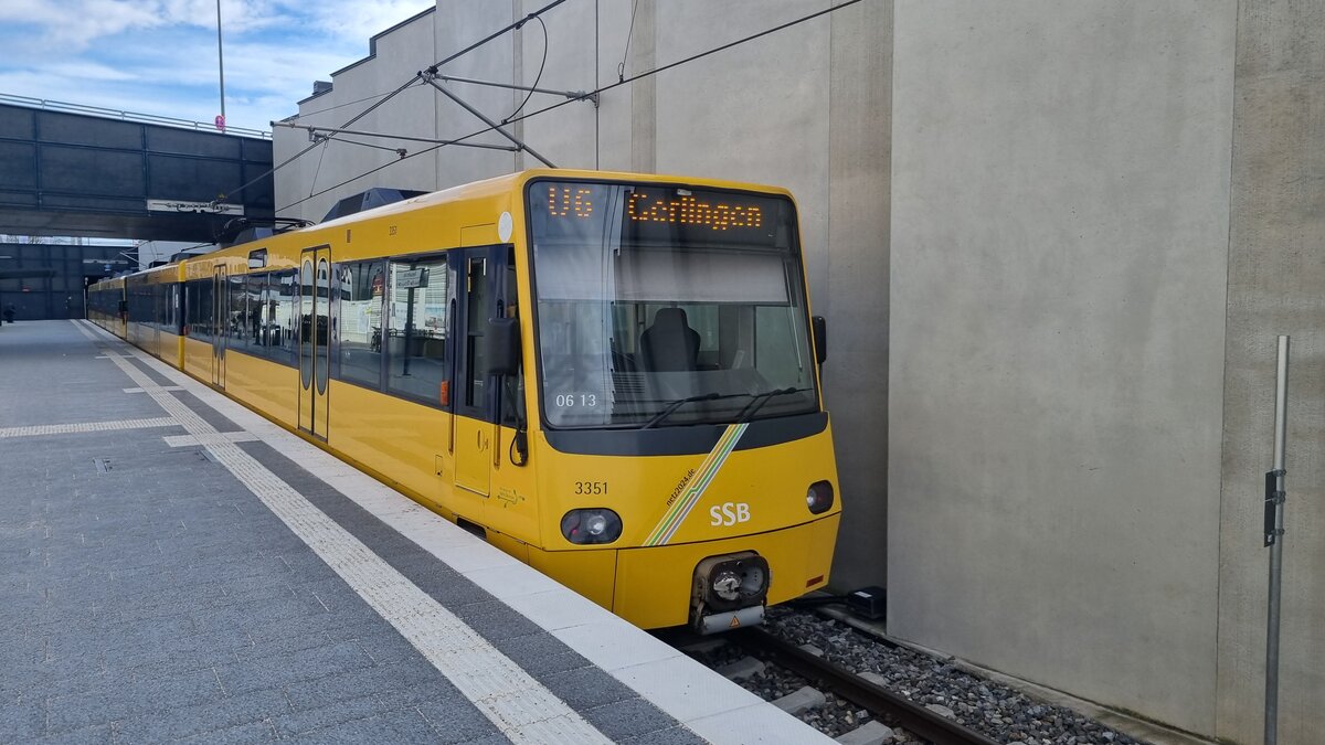 Stadtbahn Stuttgart SSB Zug 3351 steht in Stuttgart Flughafen/Messe als U6 nach Gerlingen
Das Foto wurde am 16.02.2024 aufgenommen.