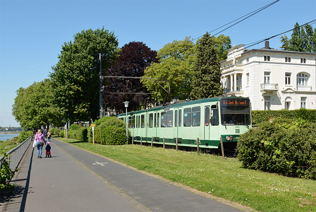 Stadtbahn der SWB an Rheinufer in Königswinter - 03.05.2014