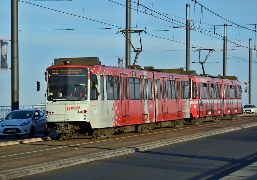Stadtbahn der SWB auf der Kennedybrücke Bonn im Abendlicht - 10.12.2015