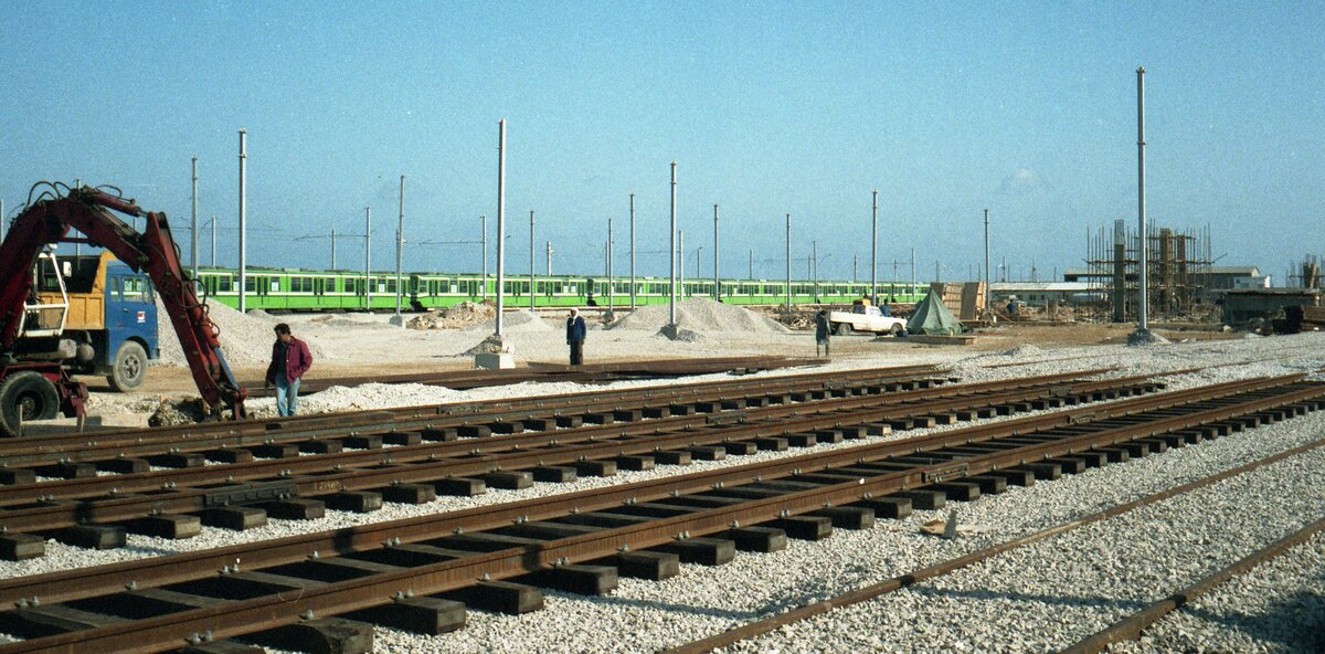 Stadtbahn Tunis__Die Fahrzeuge stehen bereit, die Bauarbeiten sind noch im Gange.__11-1984