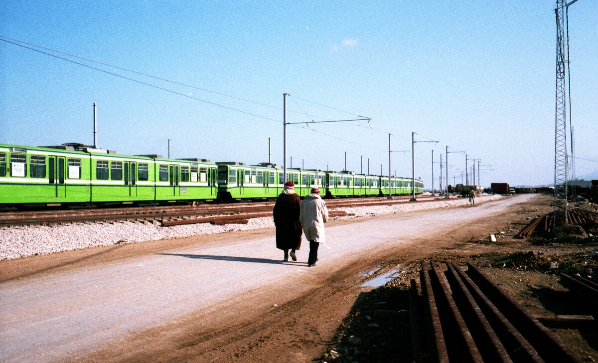 Stadtbahn Tunis__Die Fahrzeuge stehen bereit.__11-1984