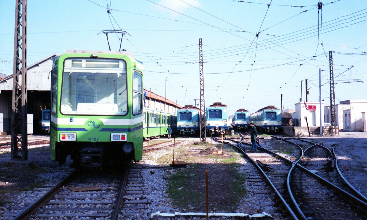 Stadtbahn Tunis__Im Oktober 1985 wurde in Tunis mit der ‘Southern Line‘ als erster Linie das erste moderne Stadtbahnsystem Afrikas in Betrieb genommen. Die Anlagen wurden federführend von der Siemens AG gebaut, mit Hochflur-Triebwagen der DUEWAG in Anlehnung an die Hannoveraner TW 6000. Im Bild die gerade angelieferten Fahrzeuge im Depotgelände, zusammen mit einigen der von MAN Nürnberg und Siemens in den Jahren 1977/78 gelieferten insgesamt 18 Zweiwagenzüge der TGM Tunis–Goulette–La Marsa.__11-1984