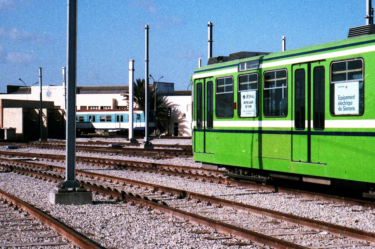 Stadtbahn Tunis__Zwischen 1984 und 1997 lieferte die DUEWAG 136 8-achsige Dopppelgelenk-Triebzüge vom Typ Hannover nach Tunis. Im Bild warten dort die ersten auf ihre Inbetriebsetzung.__11-1984