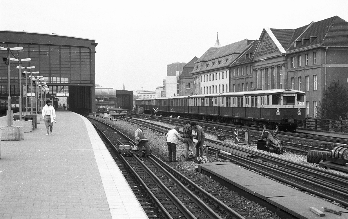  Stadtbahner  der Baureihe 475 in Berlin-Zoo. An Fahrdraht über der Stadtbahn dachte zu der Zeit ernsthaft noch niemand (Mai 1988)..