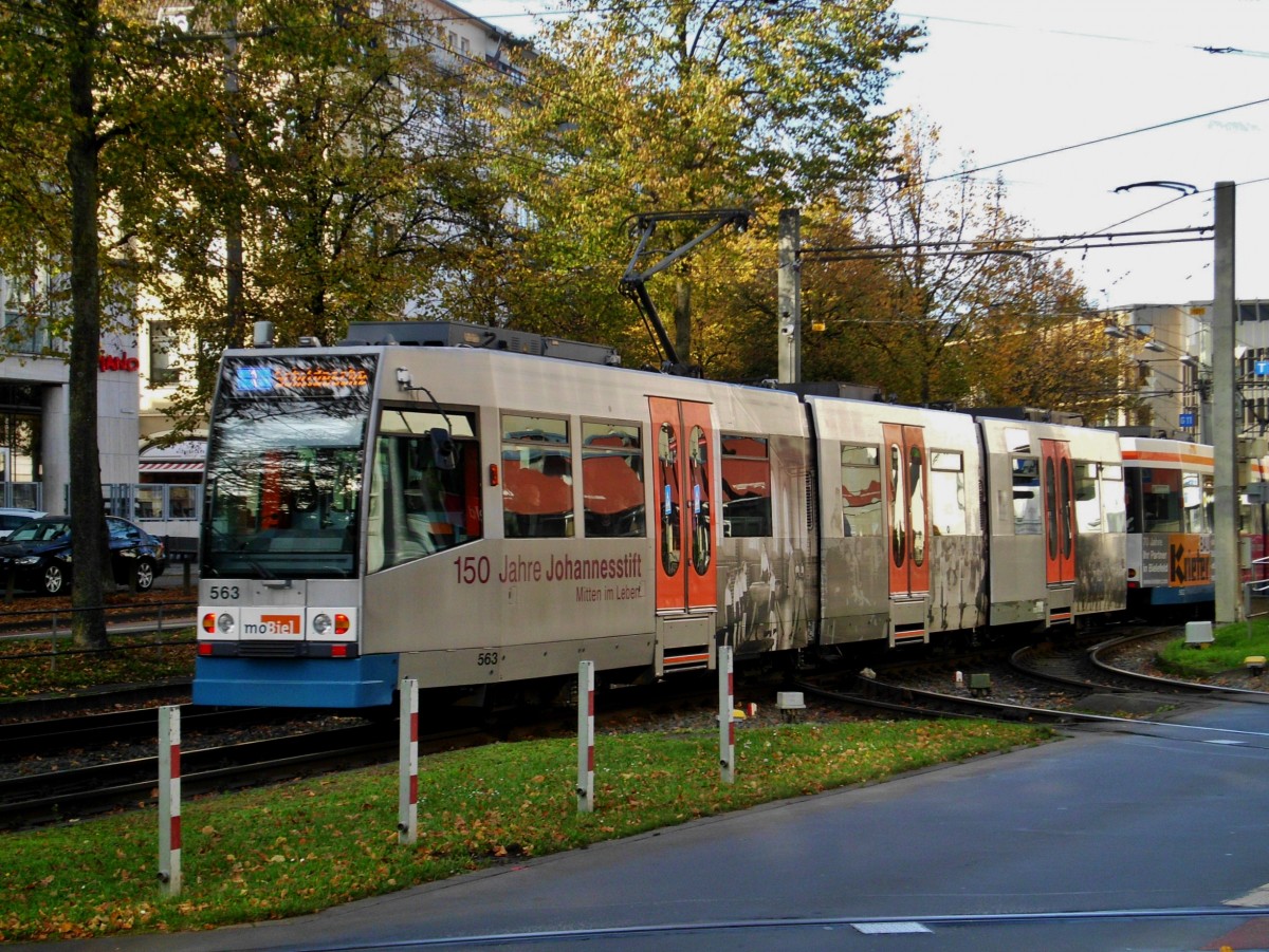 Stadtbahnlinie 1 nach Bielefeld Schildesche an der Haltetstelle Bielefeld Rathaus.(28.10.2014)
