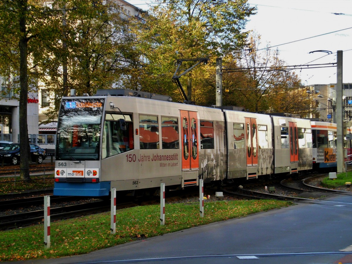 Stadtbahnlinie 1 nach Bielefeld Schildesche an der Haltetstelle Bielefeld Rathaus.(28.10.2014)
