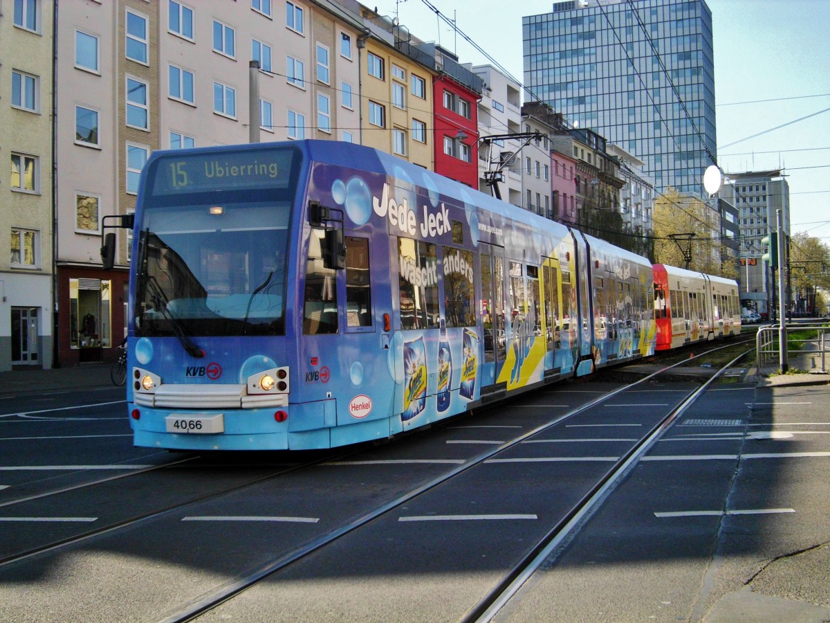Stadtbahnlinie 15 nach Köln Ubierring an der Haltetstelle Köln Neustadt-Süd Eifelstraße.(18.4.2015)