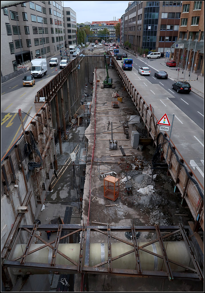 Stadtbahntunnel nach 41 Jahren wieder ausgegraben - 

Die viel befahrene Willy-Brandt-Straße (B14) in Stuttgart wurde aufgegraben um den 1971 fertiggestellten Stadtbahntunnel freizustellen. Hier wird im schrägen Winkel ein neuer Tunnel angeschlossen, da der Streckentunnel mit der Haltestelle Staatsgalerie samt Abzweig in veränderter, höherer Lage neu gebaut werden muss da die bestehende Anlage dem Vorfeldtunnel des neuen Stuttgarter Hauptbahnhofes im Weg ist.

02.10.2018 (M)