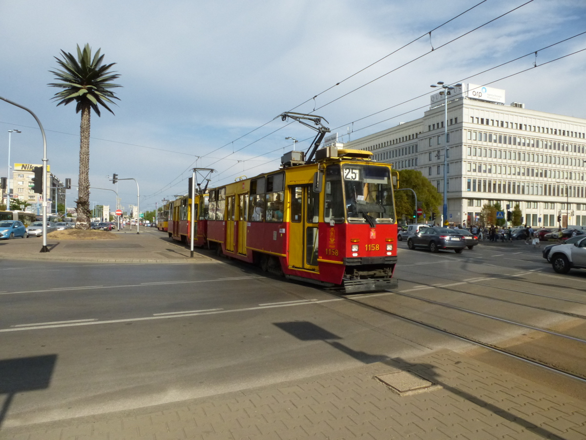 Stadtbahnwagen 105Na 1158 auf Linie 25 beim Durchfahren vom Kreisverkehr Charles de Gaulle in Warszawa (Warschau), Polen, 24.08.2015.