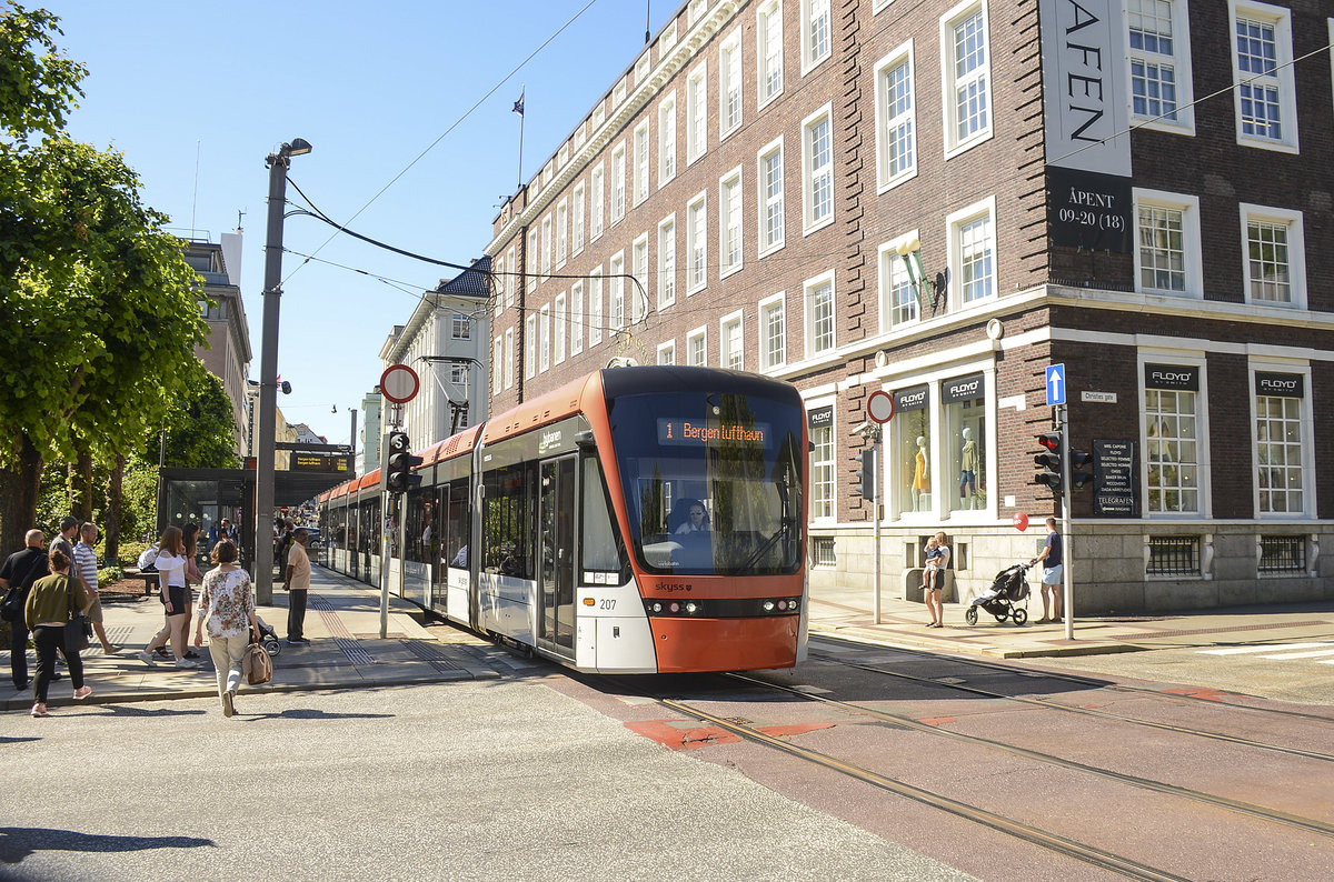 Stadtbahnwagen 207 an der Endstation Byparken in Bergen.
Aufnahme: 10. Juli 2018.