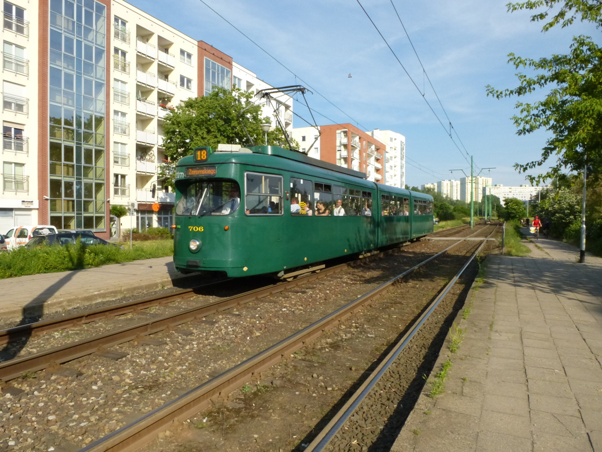 Stadtbahnwagen GT8 706 (ex Düsseldorf) auf Linie 18 in Richtung Zeromskiego bei der Einfahrt an der Haltestelle Polanka, Poznan (Posen), Polen, 13.06.2015.