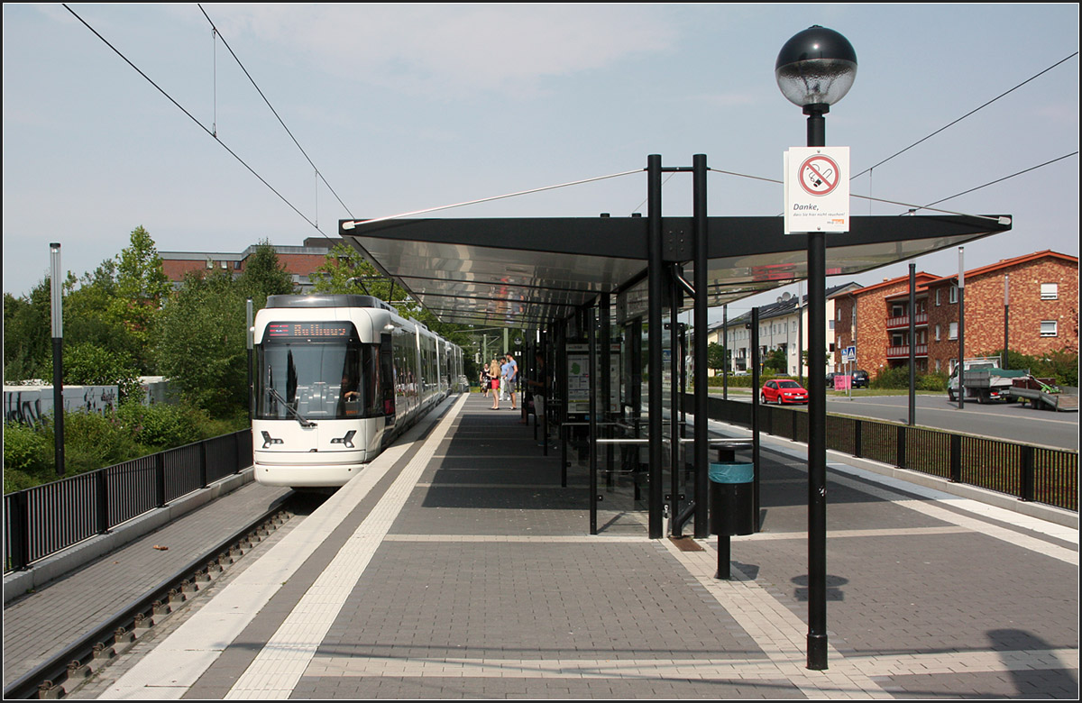 Stadtbahnwagen mit Einzug -

Die neuen Stadtbahnwagen in Bielefeld haben eine Breite von 2,65 Meter. Da die Hochbahnsteige auf die schmäleren M-Wagen ausgerichtet sind, wurden die neuen Fahrzeuge im Querschnitt nach unten eingezogen, um überhaupt an den Bahnsteigen verkehren zu können. Die Bielefelder Stadtbahn fährt auf Meterspur. Eine früher mal vorgesehene Umspurung ist nicht mehr vorgesehen.

Haltestelle Wellensiek an der Linie 4.

10.08.2015 (M)
