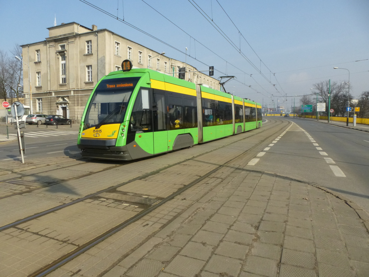 Stadtbahnwagen Tramino 525 auf Linie 14 kommend bei der Haltestelle Dworzec Zachodni, Poznan, Polen, 04.03.2016.