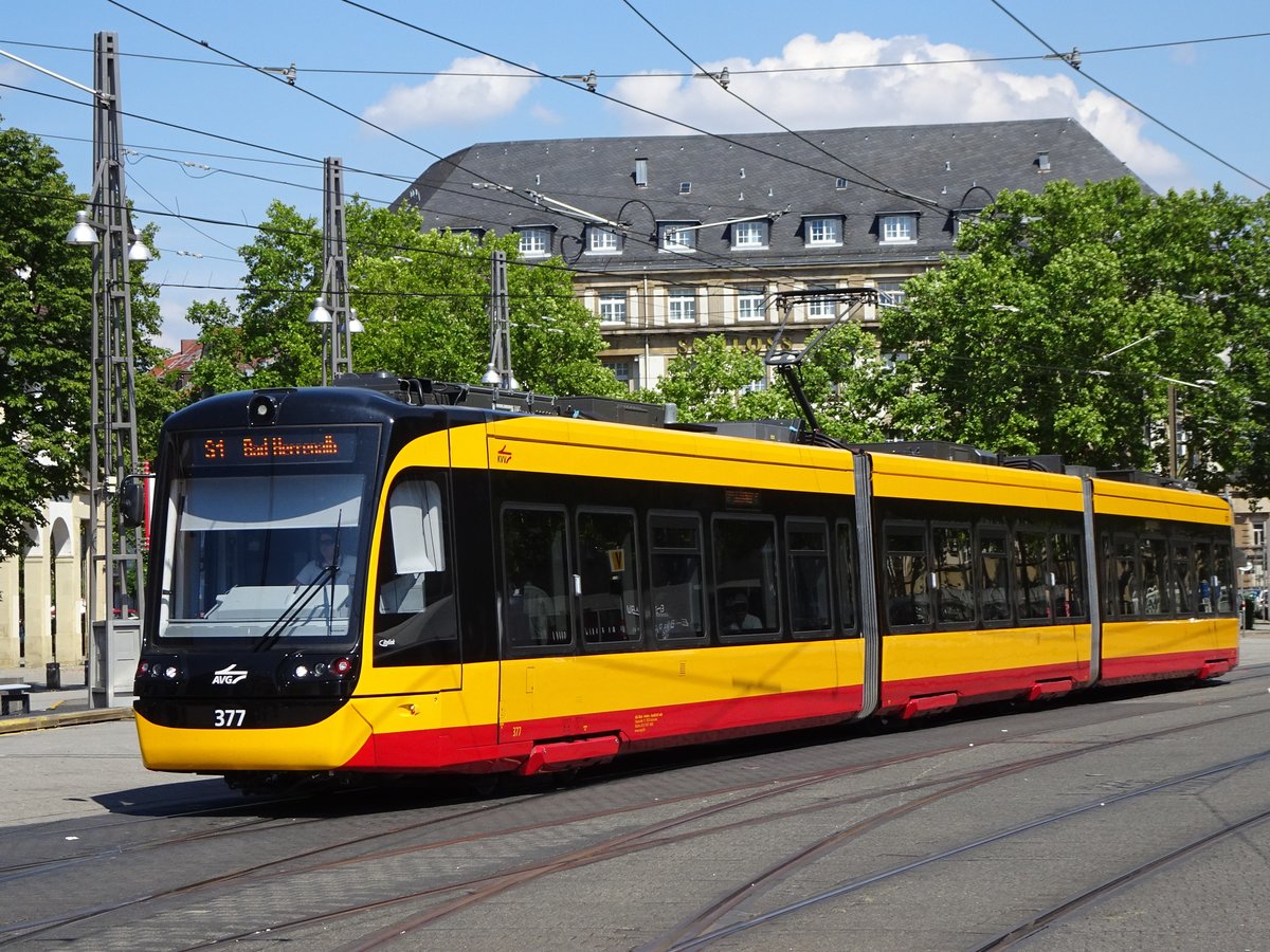 Stadtbahnzug 377 als S1 nach Bad Herrenalb am Hbf Karlsruhe, 05.08.2018.