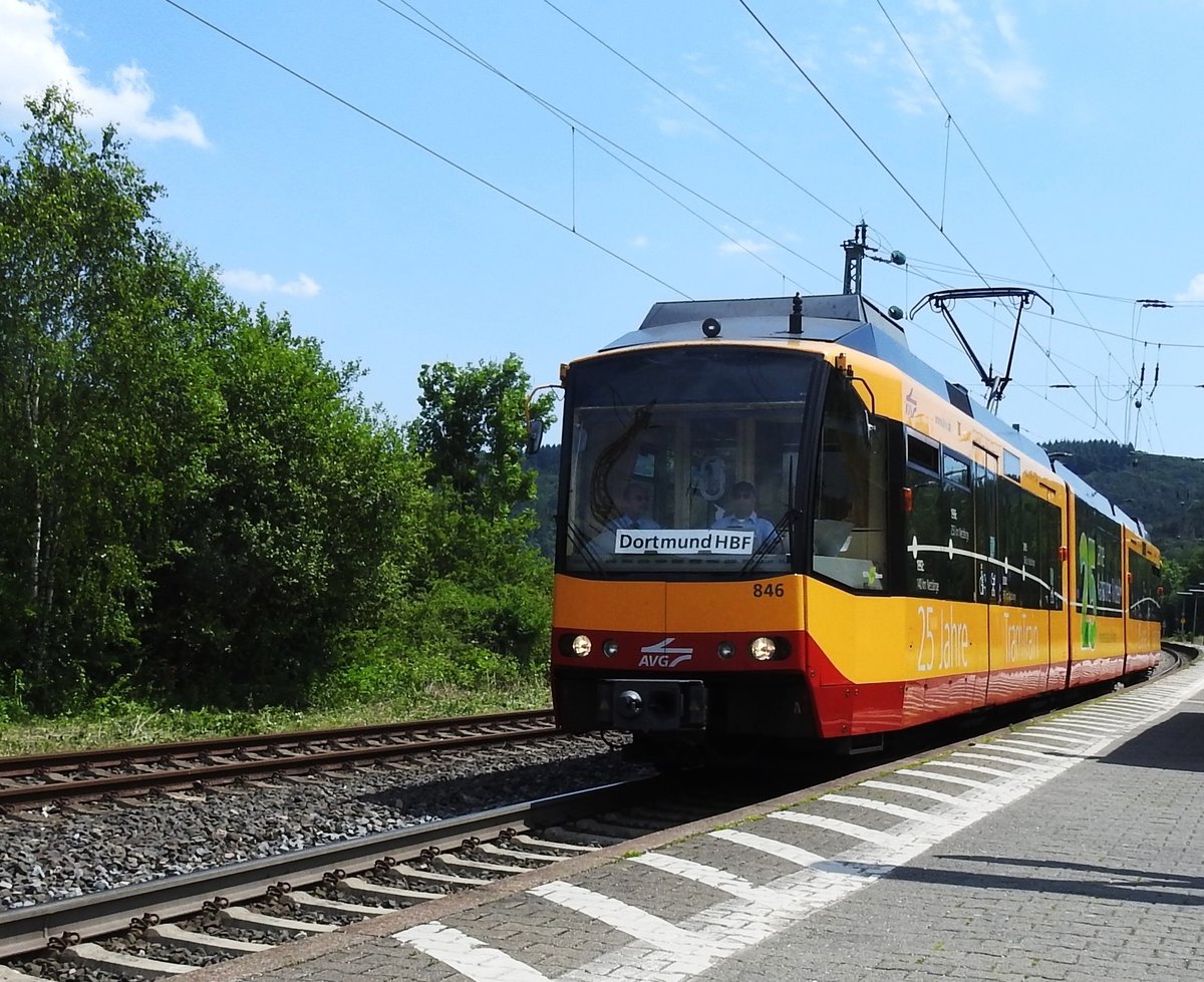 STADTBAHNZUG DER AVG AUF DURCHFAHRT BAHNHOF HAIGER
Beim Warten auf die Bahn nach Siegen konnte ich am 19.6.2019 diesen offenbar nagelneuen AVG-Stadtbahnzug bei Durchfahrt im Bahnhof HAIGER/HESSEN
erwischen...offenbar eine Überführungsfahrt....